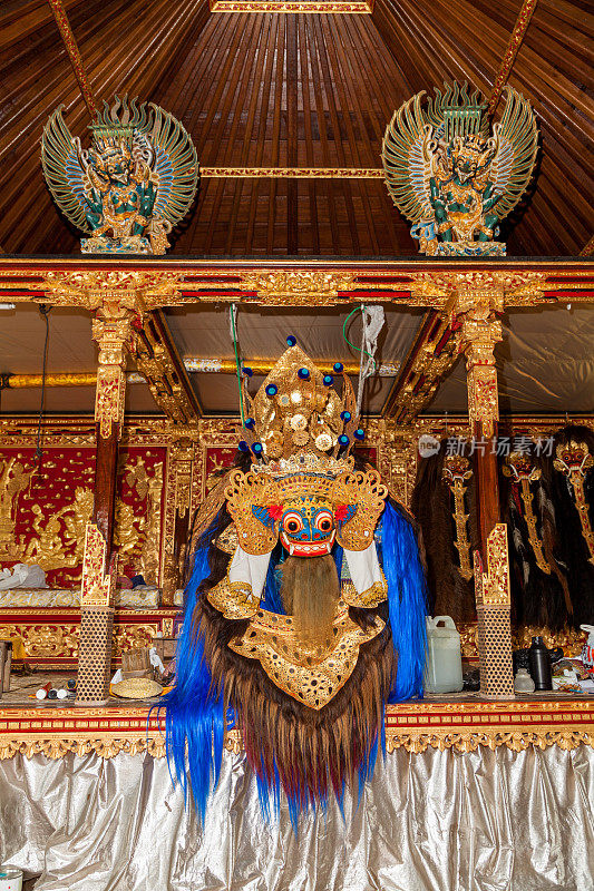 高度装饰的巴厘巴龙面具，在巴厘印度教寺庙Pura Taman Saraswati，乌布，印度尼西亚
